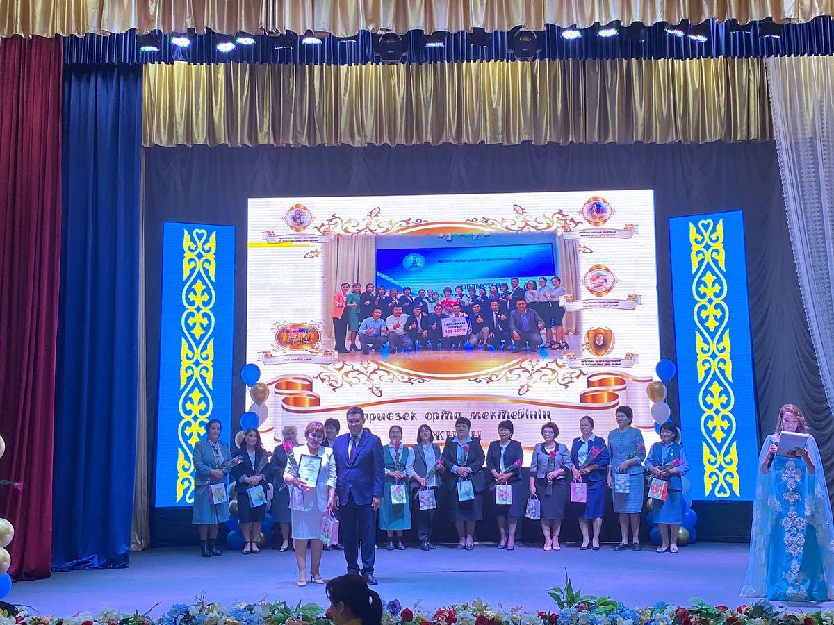 Кербұлақ ауданының әкімі Қ.Есболатов  мектеп ұжымын бағалы сыйлықпен марапаттауы