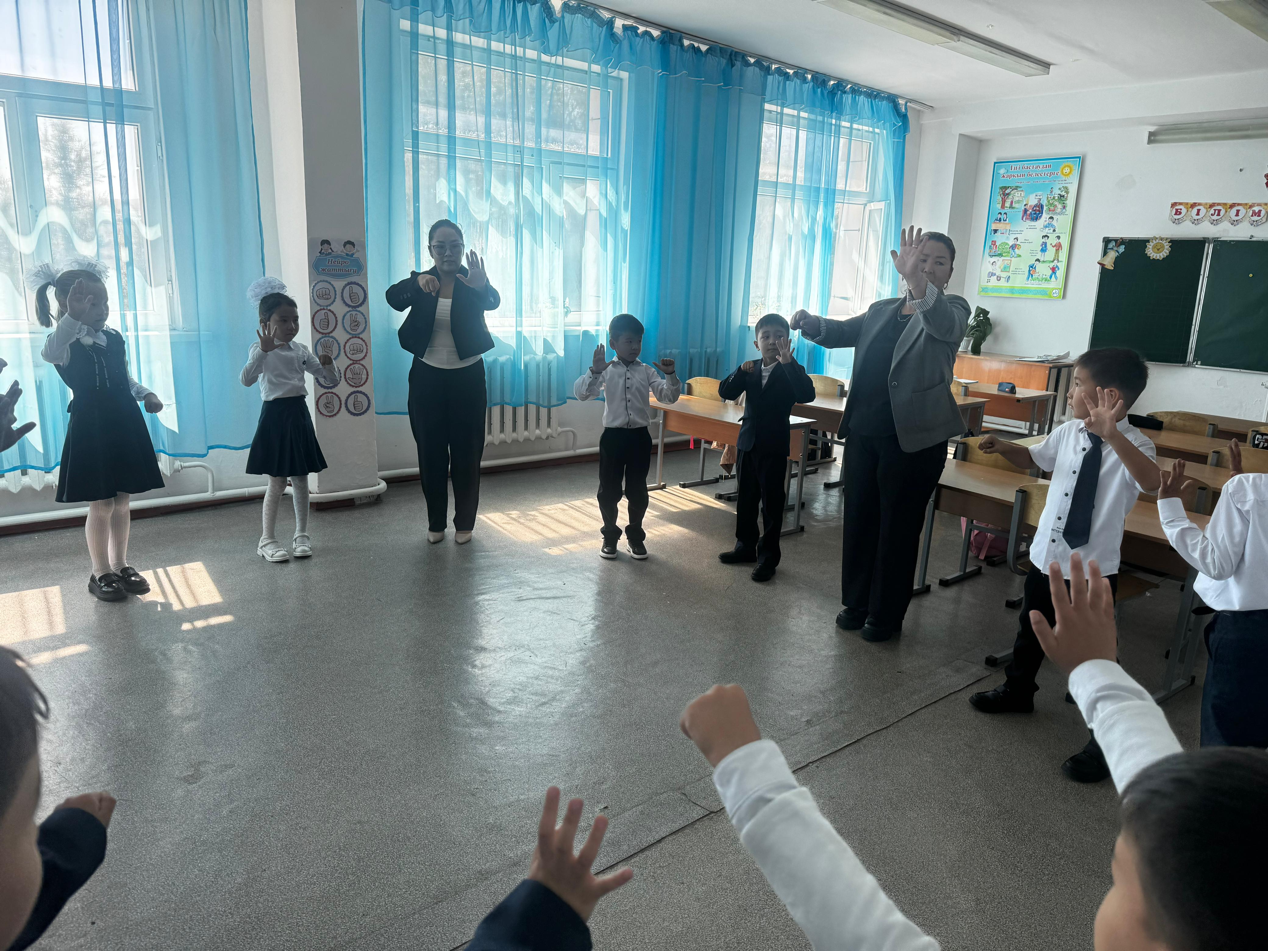 "Мектепке дайынсың ба балақай?" тақырыбында 1 сынып білім алушыларымен тренингтік ойын жаттығу. Бейімделу бойынша