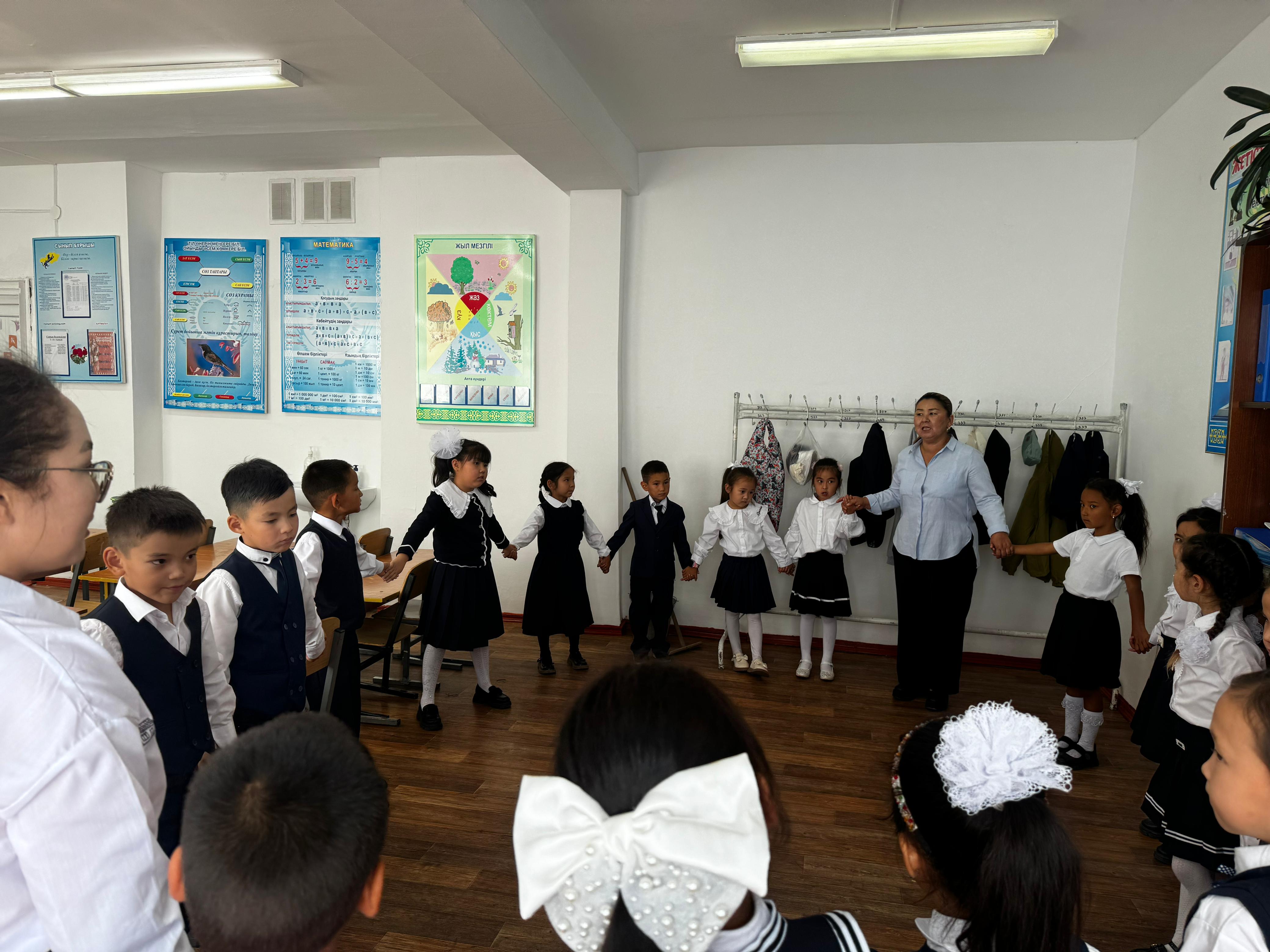 "Мектепке дайынсың ба балақай?" тақырыбында 1 сынып білім алушыларымен тренингтік ойын жаттығу. Бейімделу бойынша